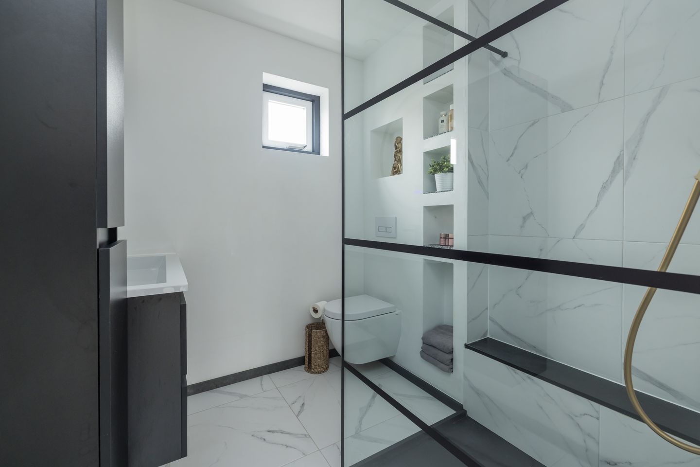 Spacious move-in ready corner house with 5 bedrooms and 2 bathrooms — 32
