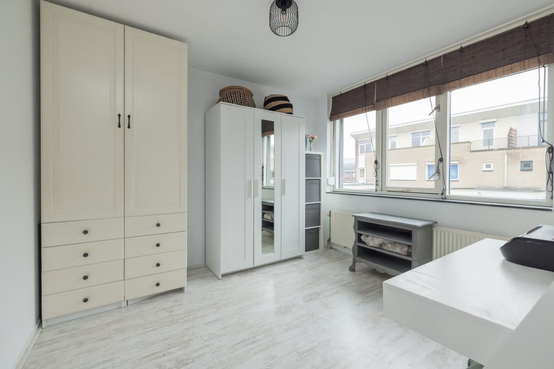 Spacious move-in ready corner house with 5 bedrooms and 2 bathrooms — 34