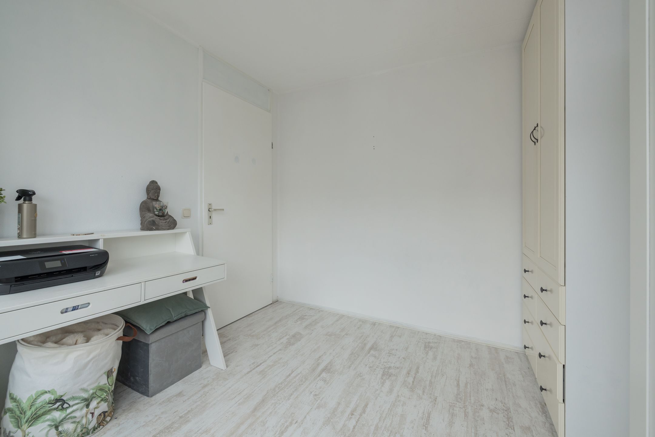 Spacious move-in ready corner house with 5 bedrooms and 2 bathrooms — 36