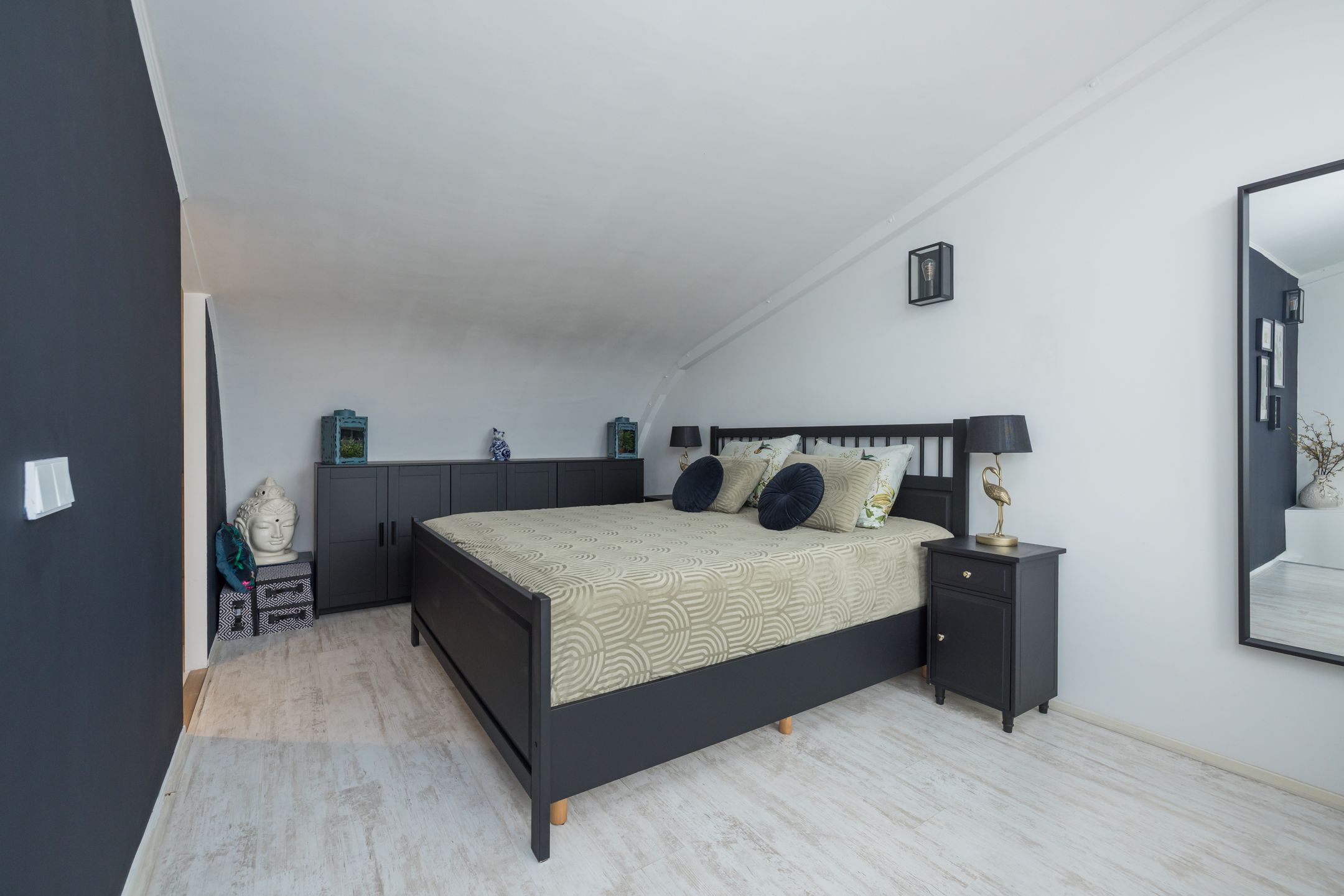 Spacious move-in ready corner house with 5 bedrooms and 2 bathrooms — 39