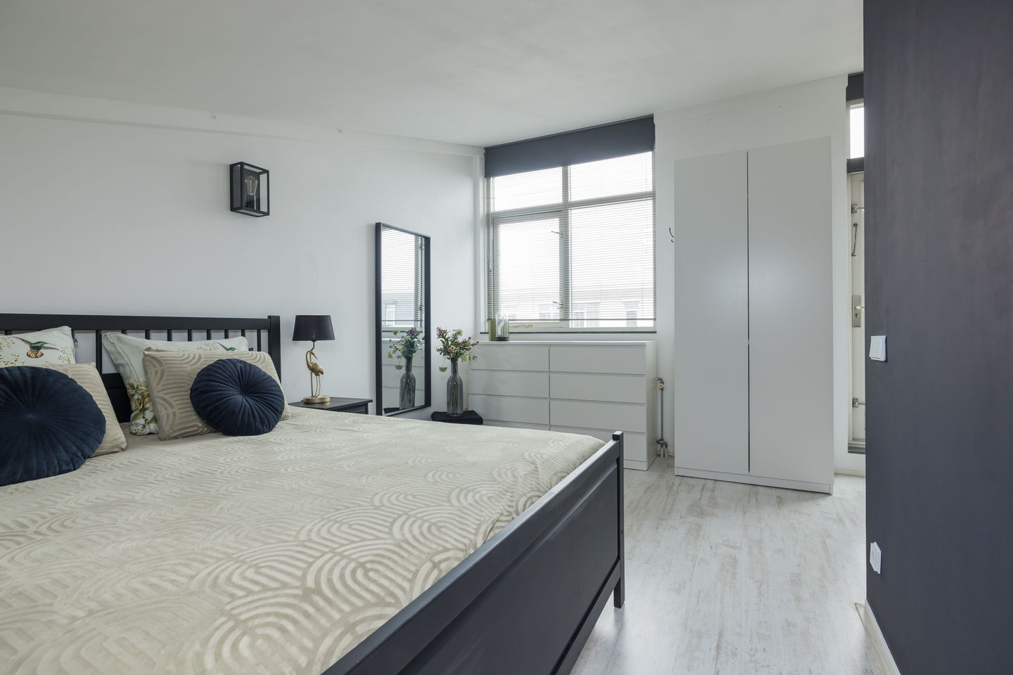 Spacious move-in ready corner house with 5 bedrooms and 2 bathrooms — 41