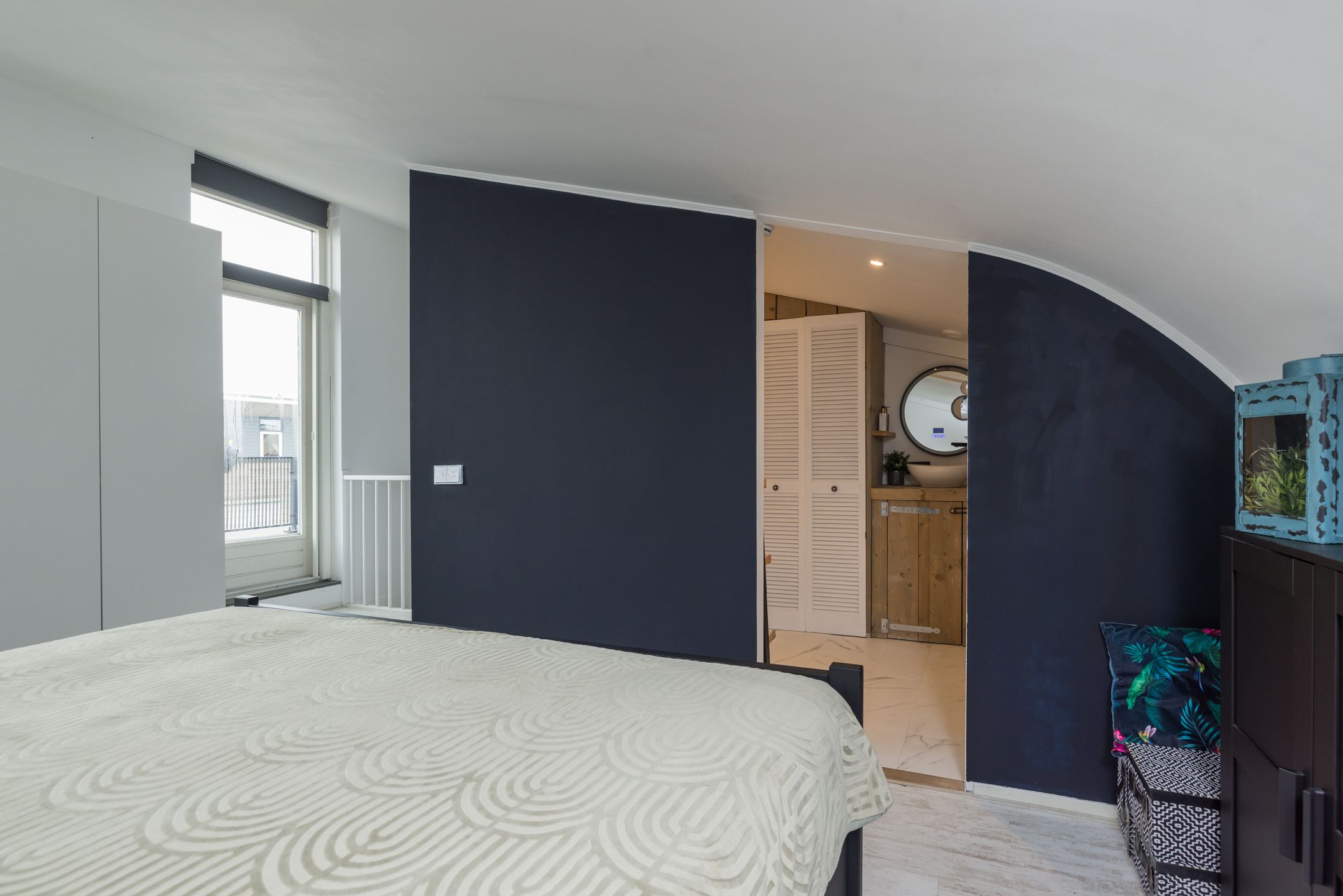 Spacious move-in ready corner house with 5 bedrooms and 2 bathrooms — 42