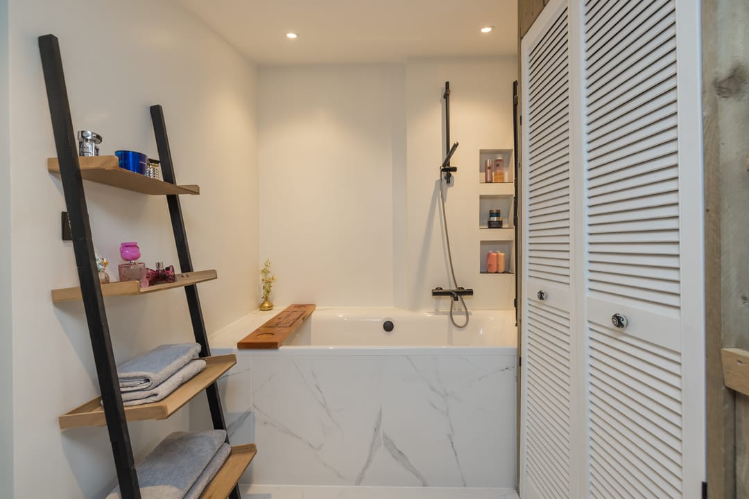 Spacious move-in ready corner house with 5 bedrooms and 2 bathrooms — 43