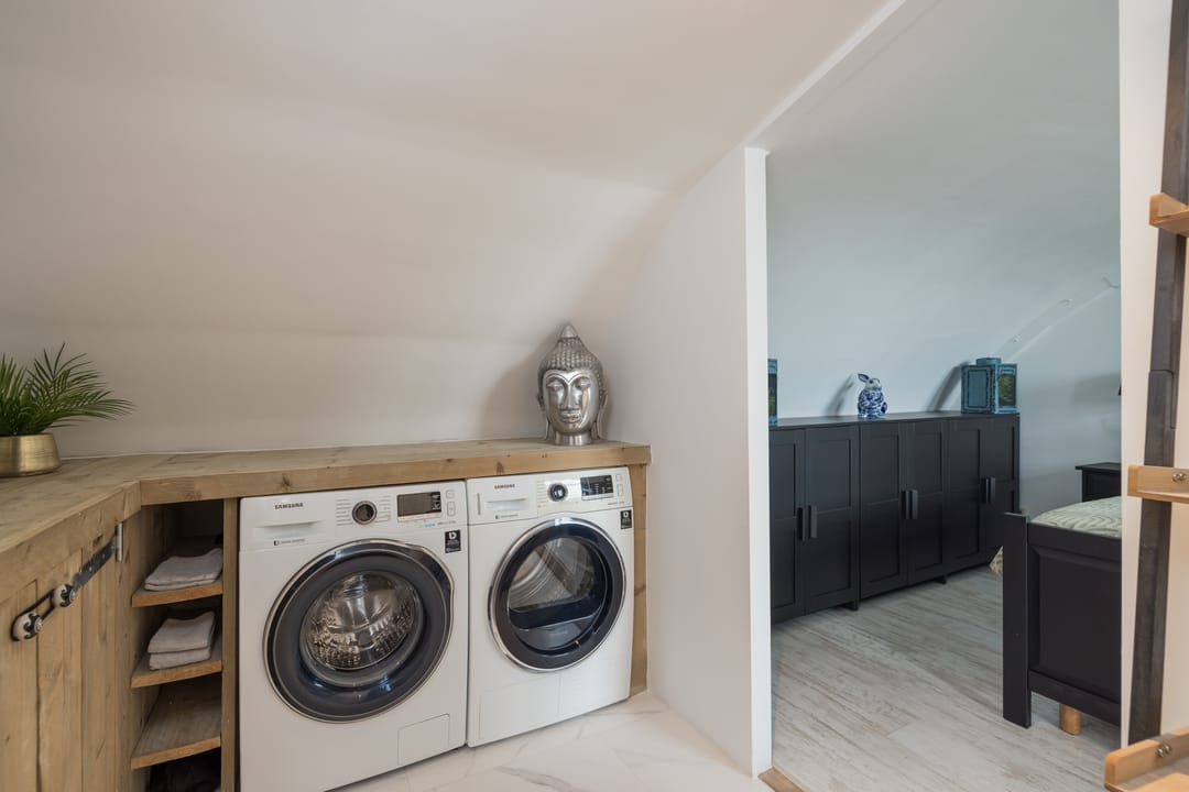 Spacious move-in ready corner house with 5 bedrooms and 2 bathrooms — 44