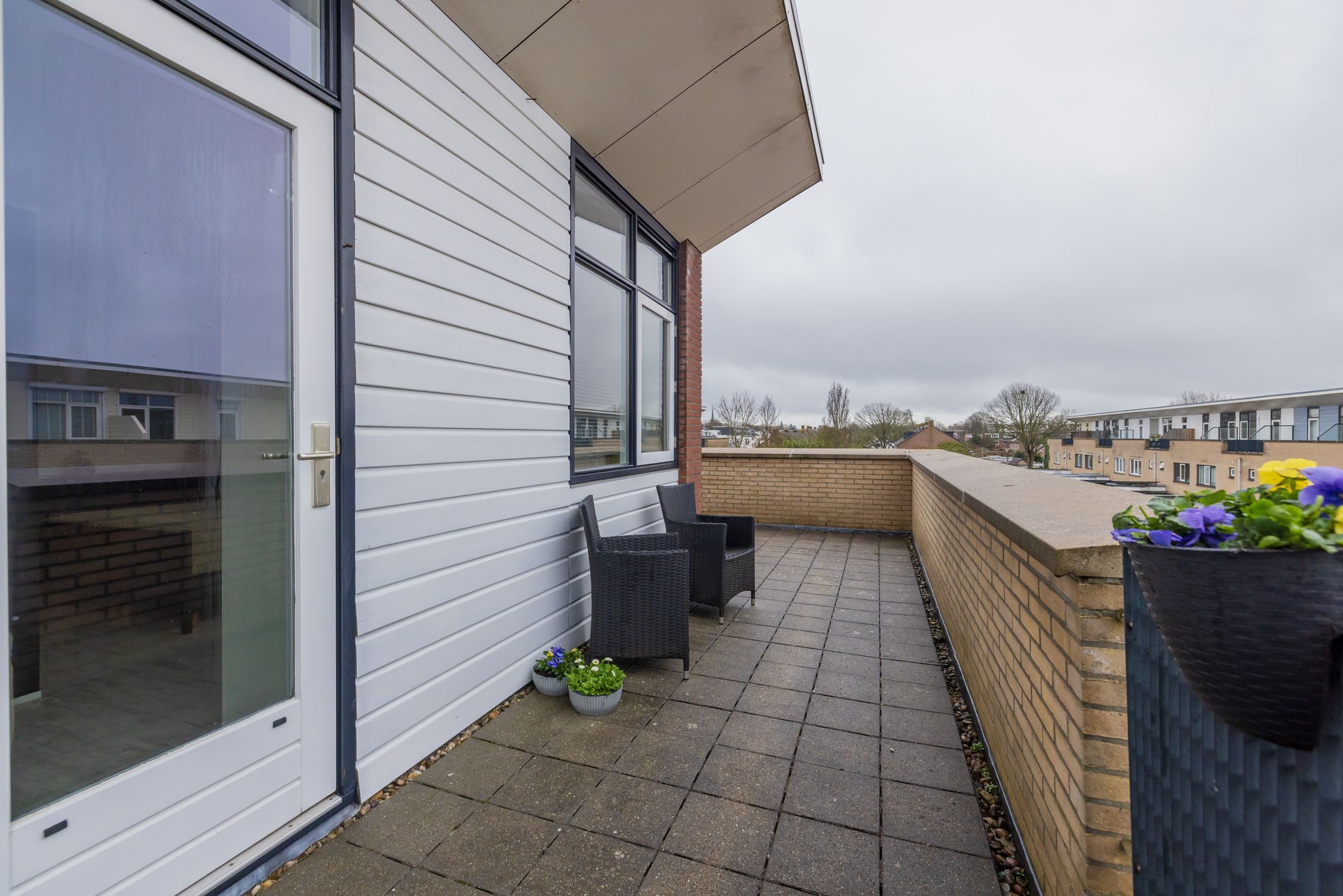 Spacious move-in ready corner house with 5 bedrooms and 2 bathrooms — 45
