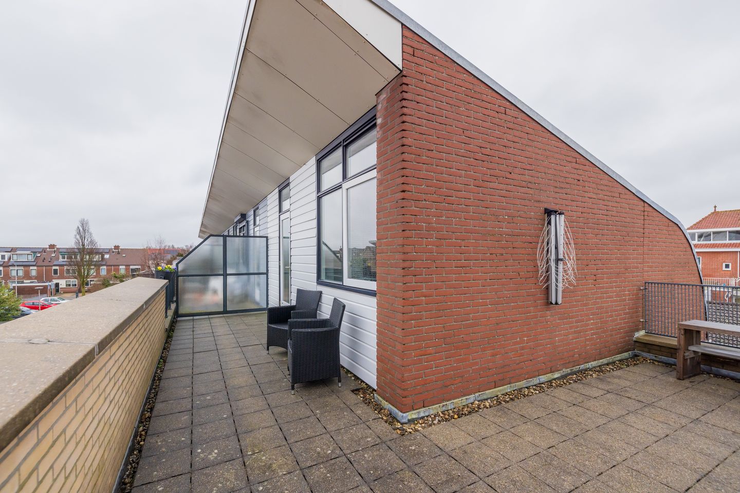 Spacious move-in ready corner house with 5 bedrooms and 2 bathrooms — 47