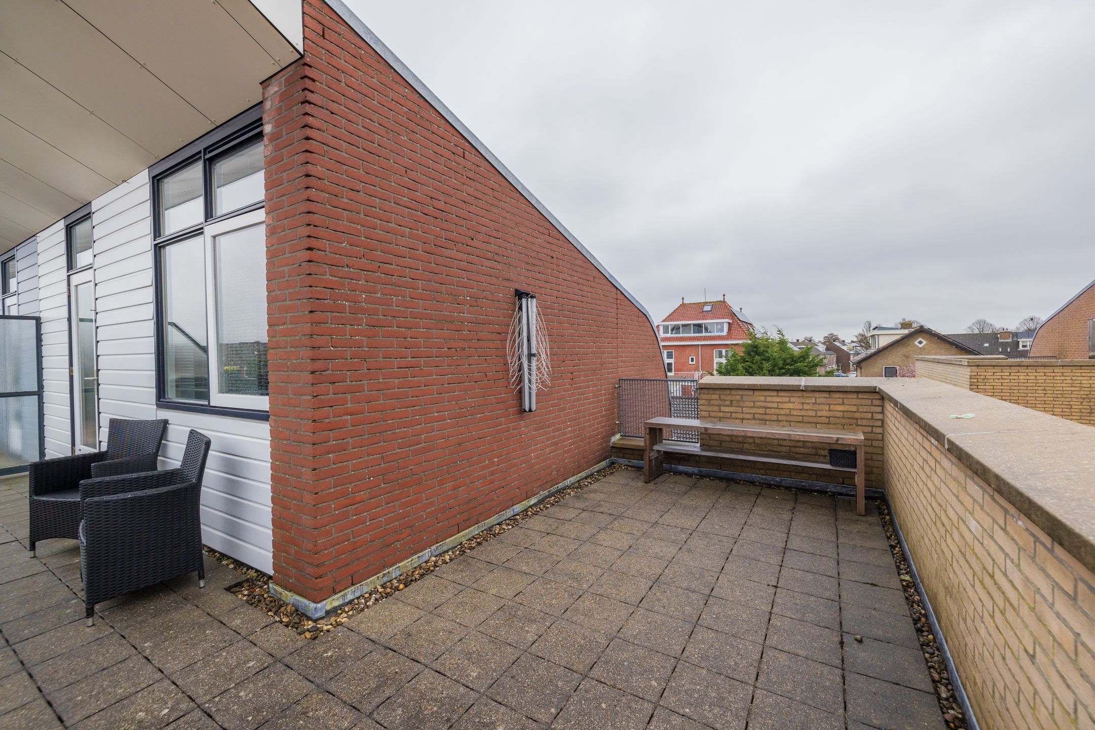 Spacious move-in ready corner house with 5 bedrooms and 2 bathrooms — 48