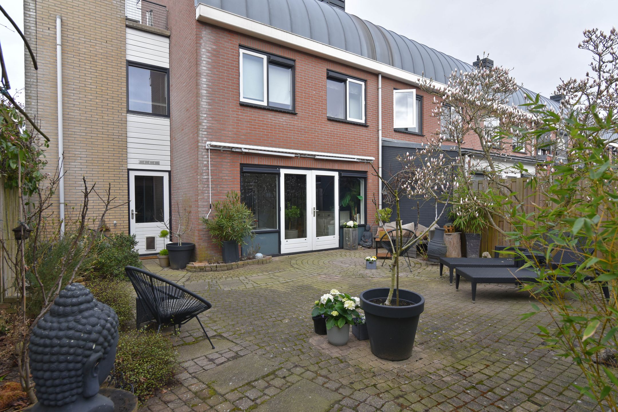 Spacious move-in ready corner house with 5 bedrooms and 2 bathrooms — 50