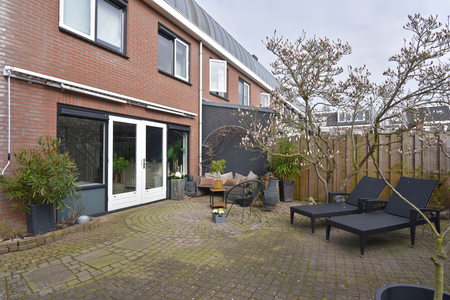 Spacious move-in ready corner house with 5 bedrooms and 2 bathrooms — 51