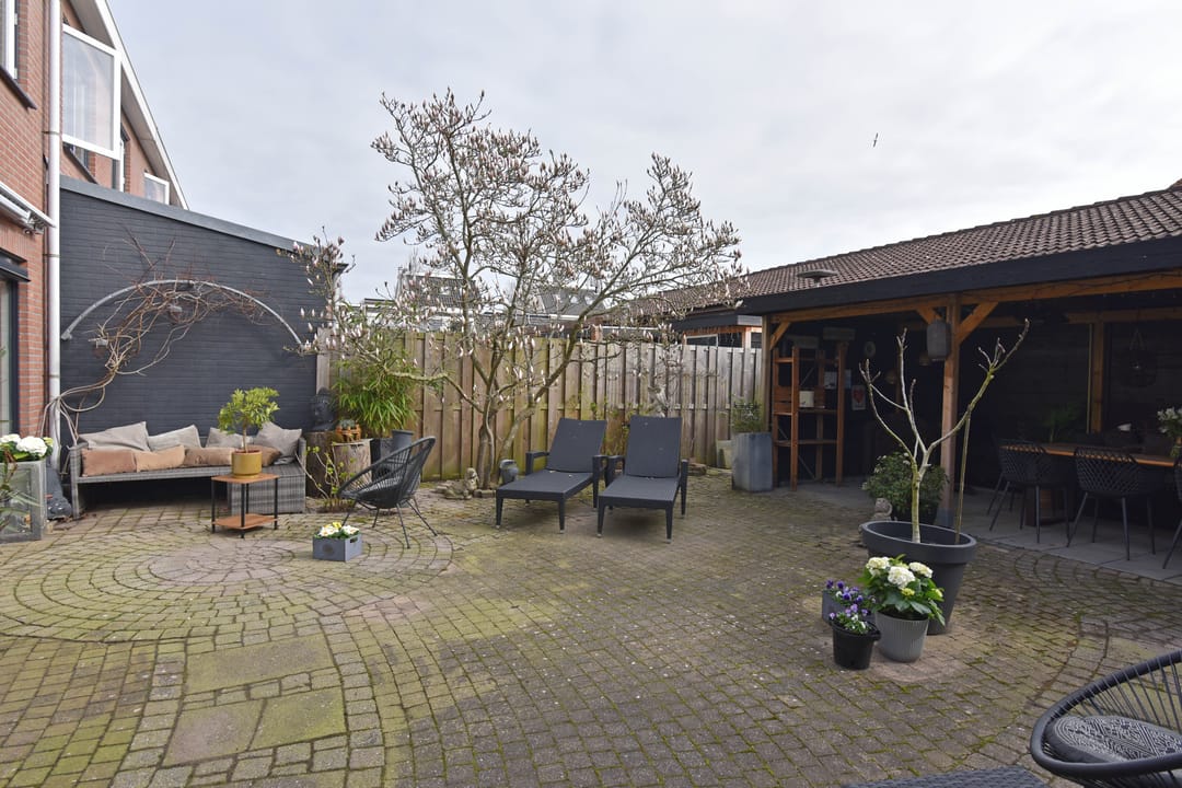 Spacious move-in ready corner house with 5 bedrooms and 2 bathrooms — 52
