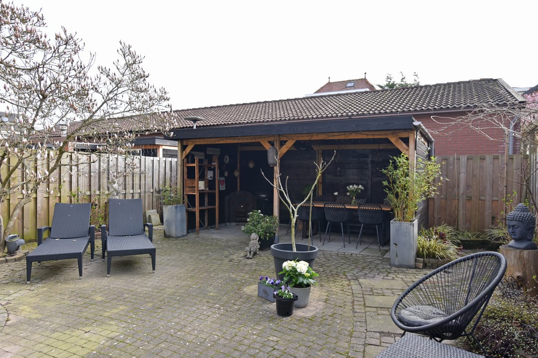 Spacious move-in ready corner house with 5 bedrooms and 2 bathrooms — 54