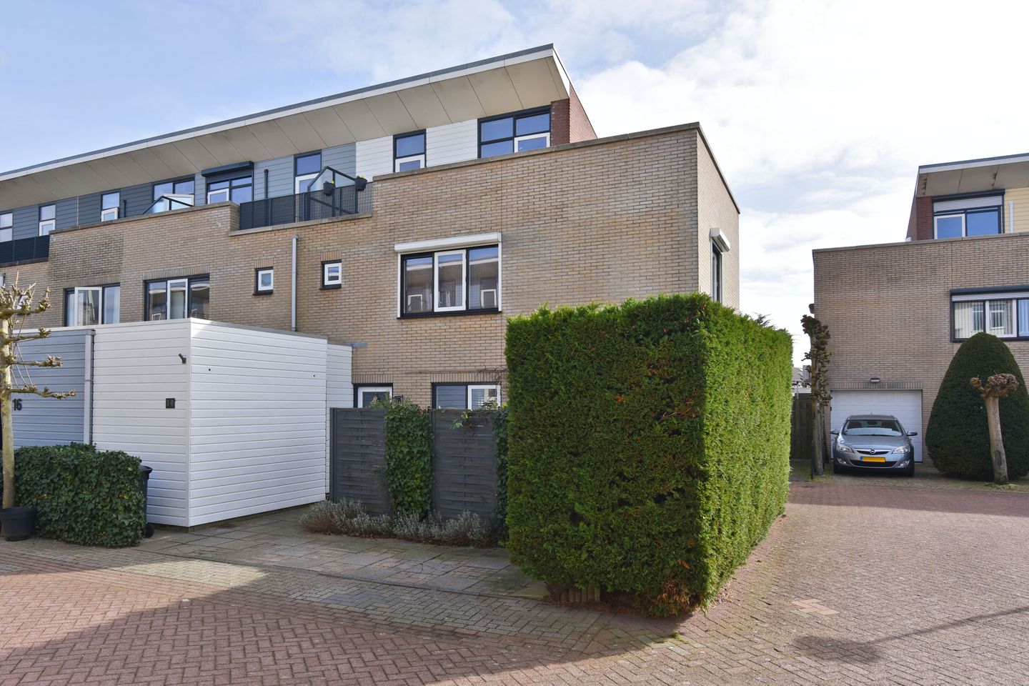 Spacious move-in ready corner house with 5 bedrooms and 2 bathrooms — 60