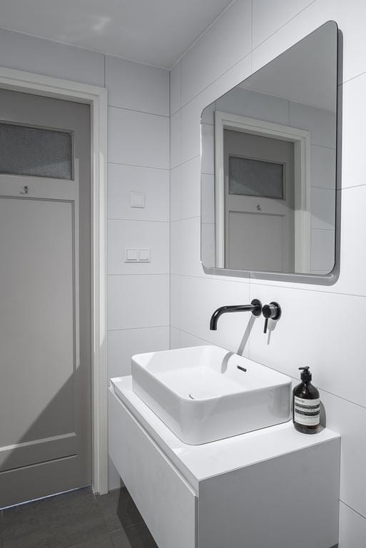 Renovated Double Upper Apartment with 2 Bathrooms near Vondelpark — 18