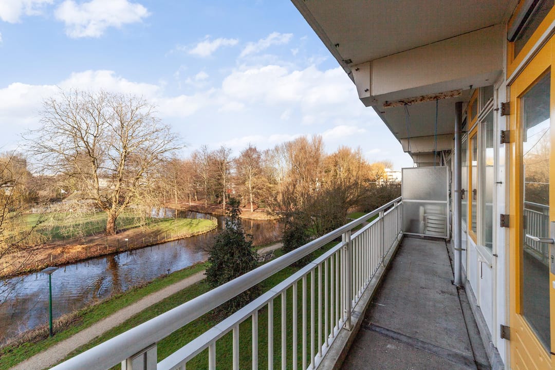 Spacious Apartment with Sunny West-Facing Balconon and Green Views in Leiden — 23