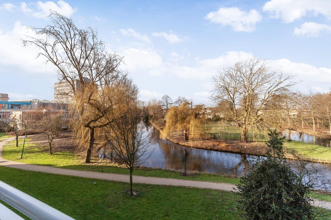 Spacious Apartment with Sunny West-Facing Balconon and Green Views in Leiden — 24