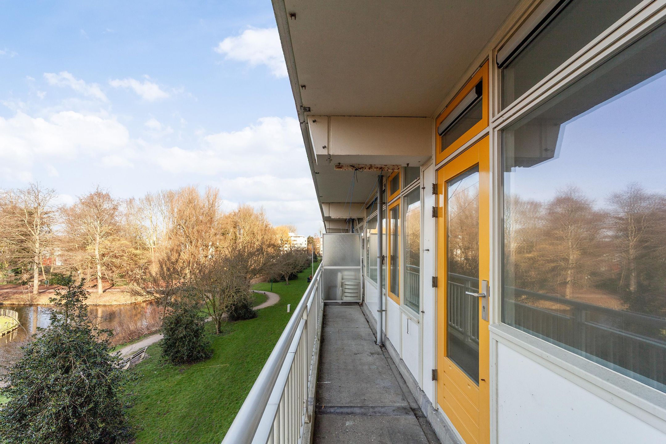 Spacious Apartment with Sunny West-Facing Balconon and Green Views in Leiden — 25