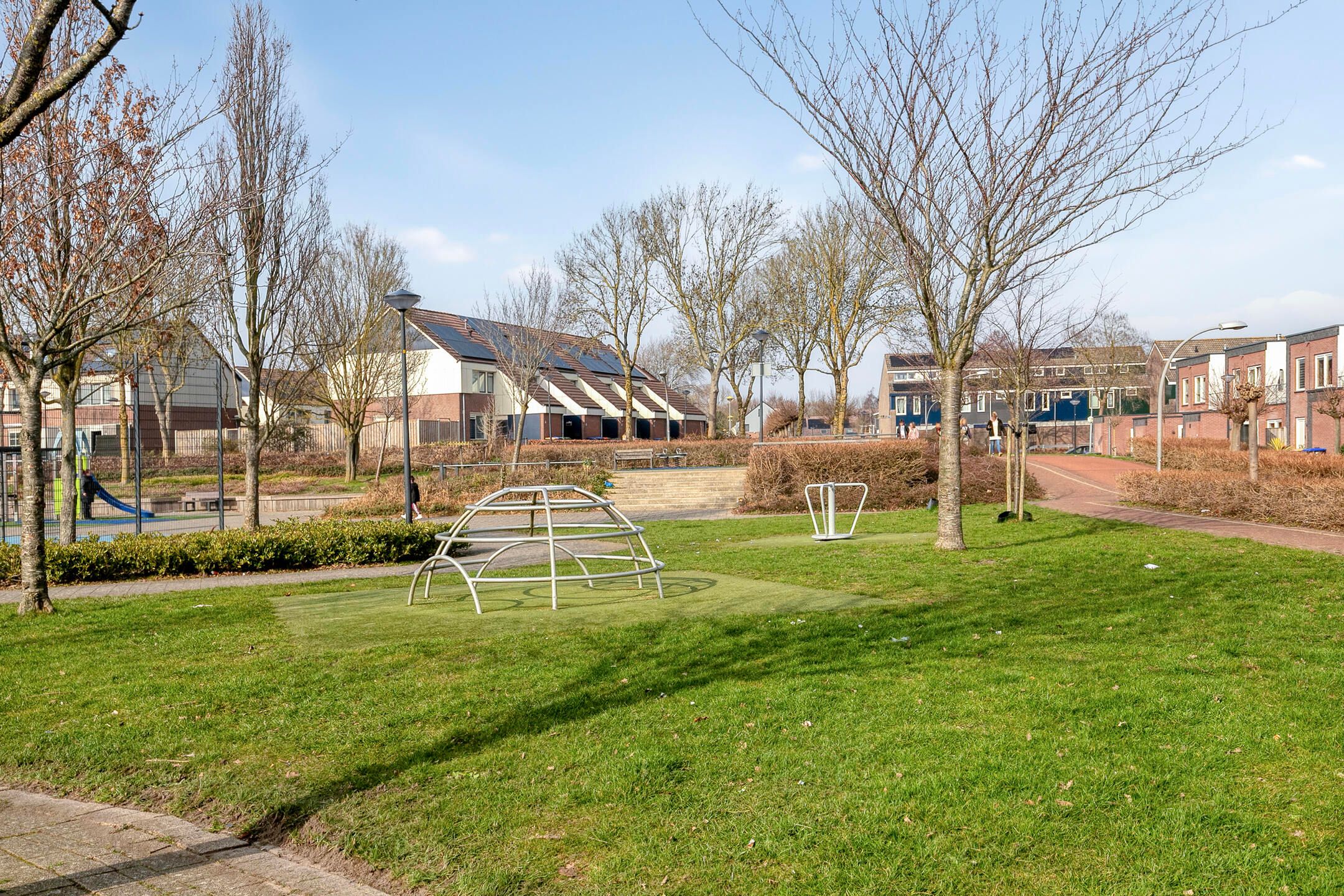 Spacious and Move-in Ready Family Home with Modern Features and Solar Panels in Lelystad — 36
