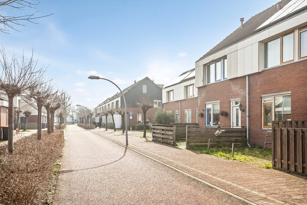 Spacious and Move-in Ready Family Home with Modern Features and Solar Panels in Lelystad — 37