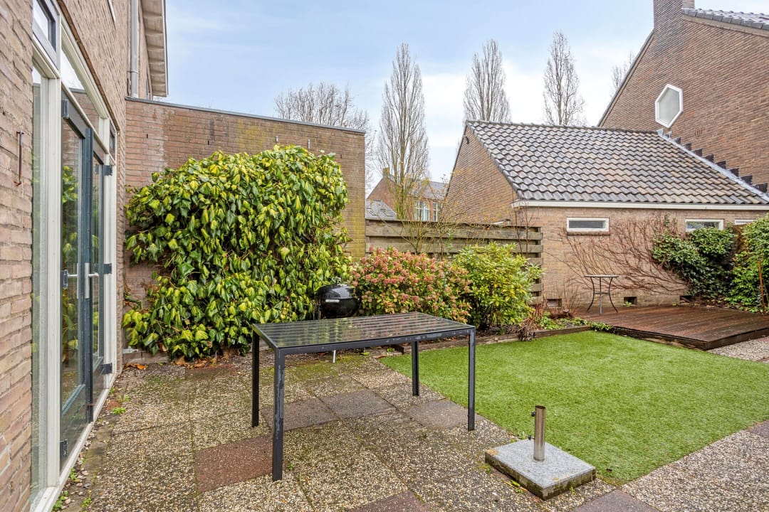 Spacious family home with sunny garden in Leiderdorp — 13