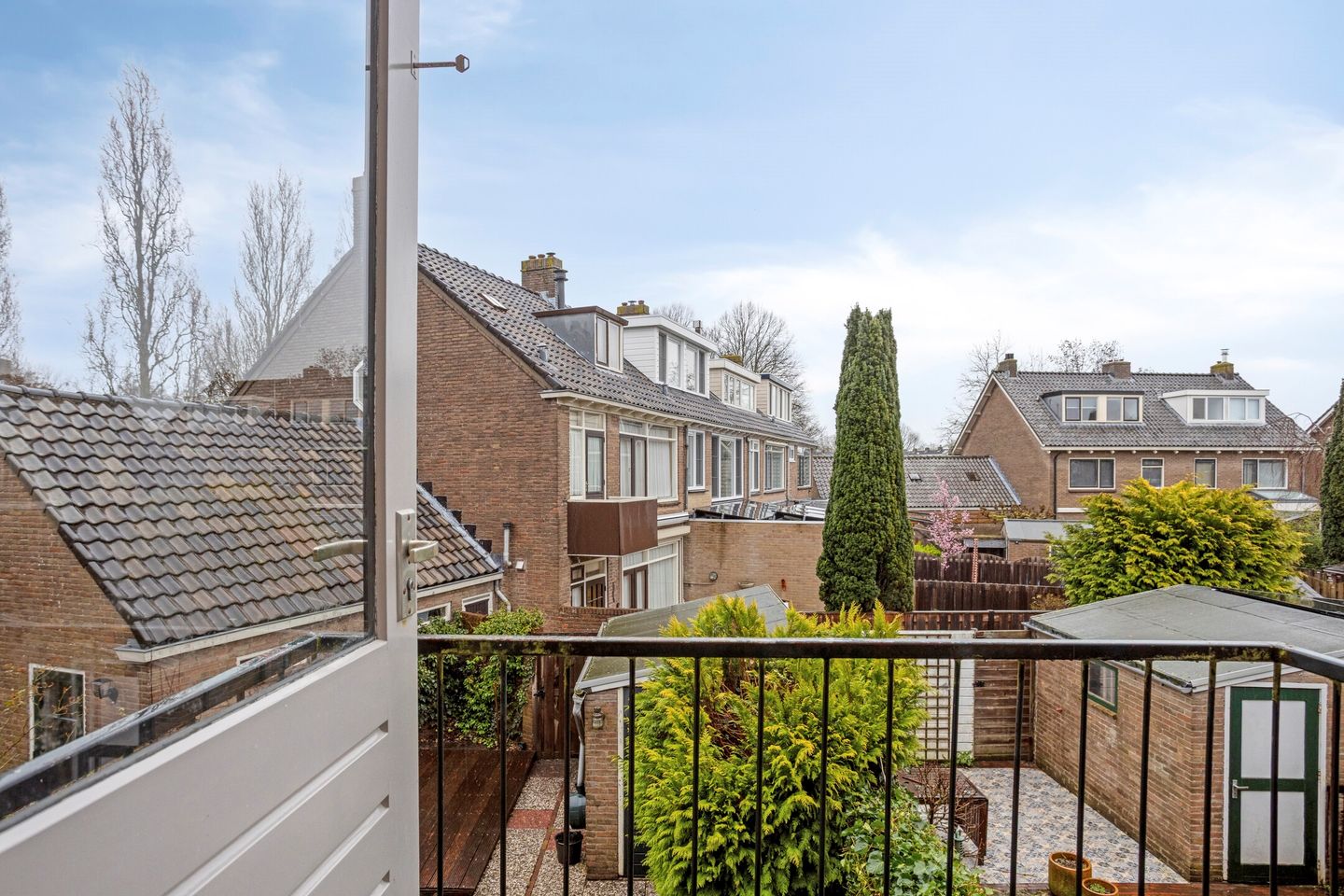 Spacious family home with sunny garden in Leiderdorp — 20