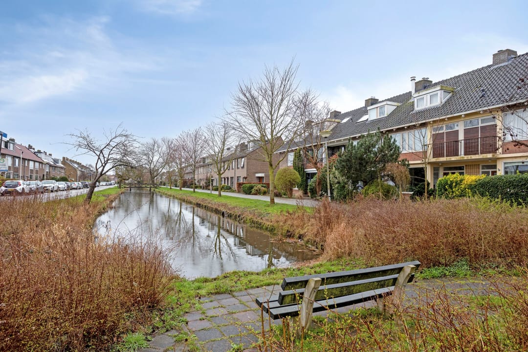 Spacious family home with sunny garden in Leiderdorp — 32