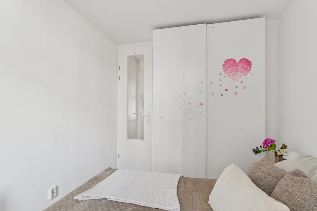 Sunny two-bedroom apartment with balcony and separate storage in popular Amsterdam Oud West neighborhood — 26