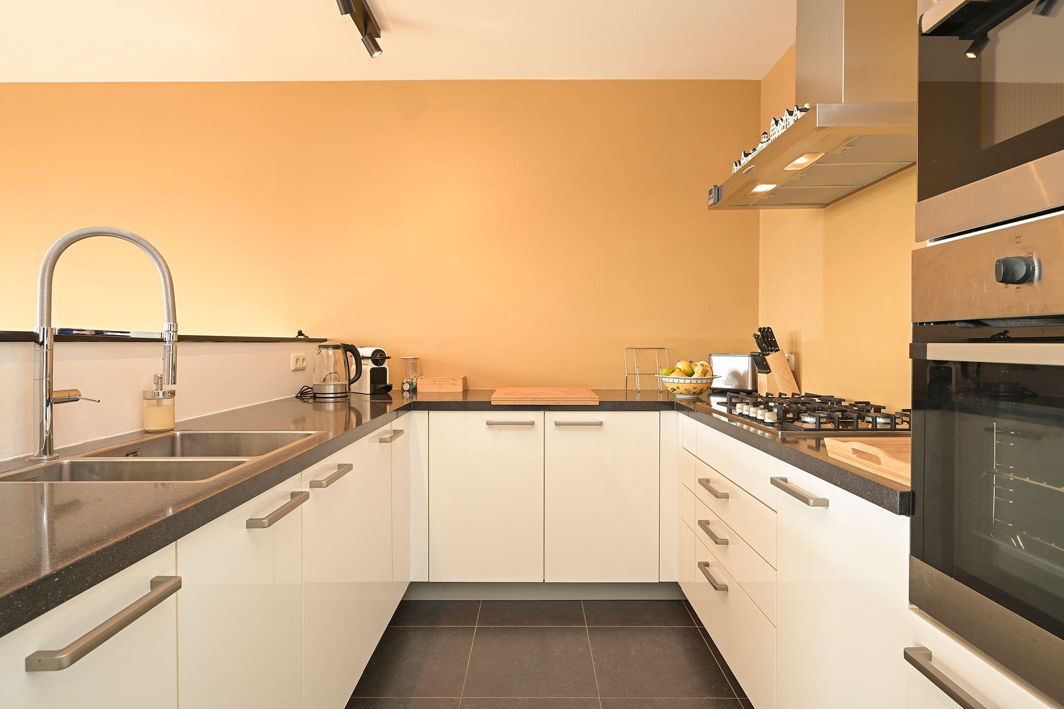 Luxurious light apartment with 3 bedrooms and panoramic view in The Hague — 40