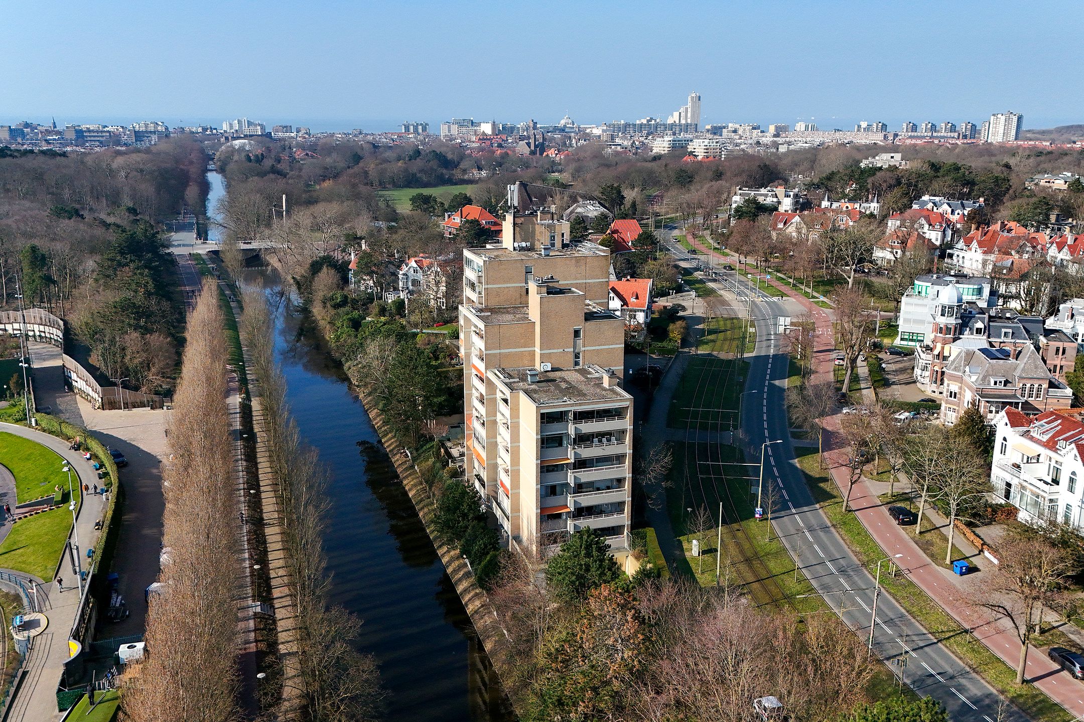 Luxurious light apartment with 3 bedrooms and panoramic view in The Hague — 58