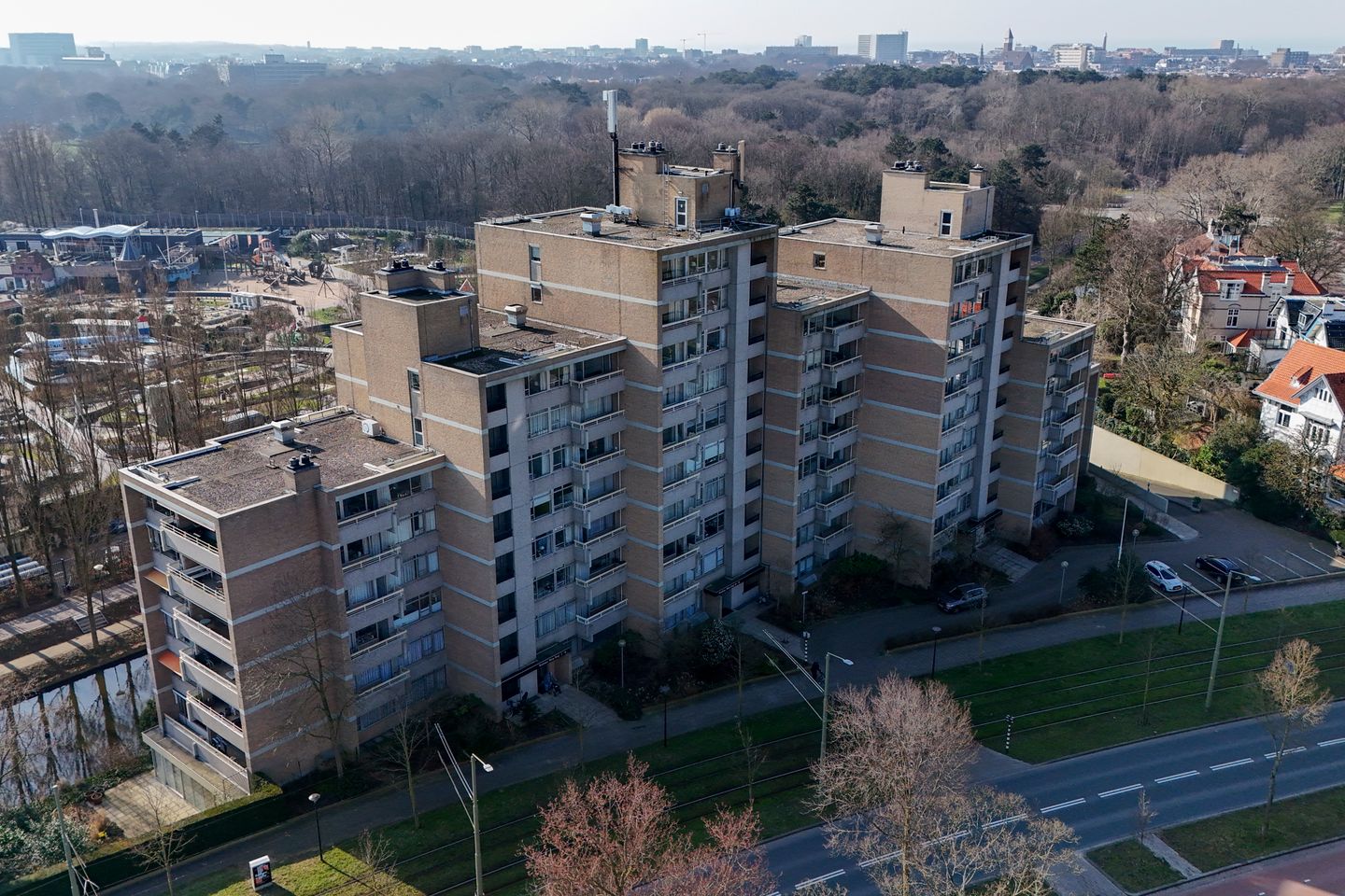 Luxurious light apartment with 3 bedrooms and panoramic view in The Hague — 60