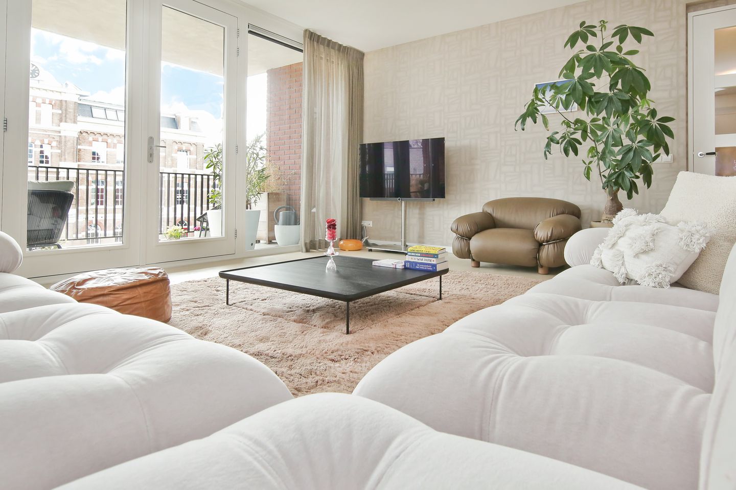Stylish and Exceptionally Spacious Apartment with High-Quality Finishes in a Characteristic Barracks Complex — 18