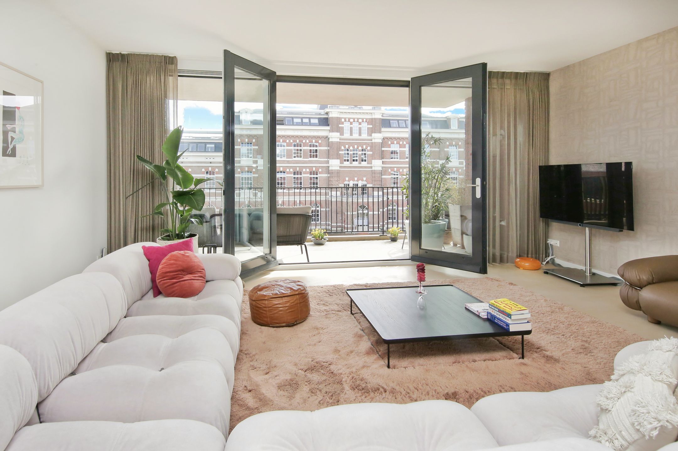 Stylish and Exceptionally Spacious Apartment with High-Quality Finishes in a Characteristic Barracks Complex — 20