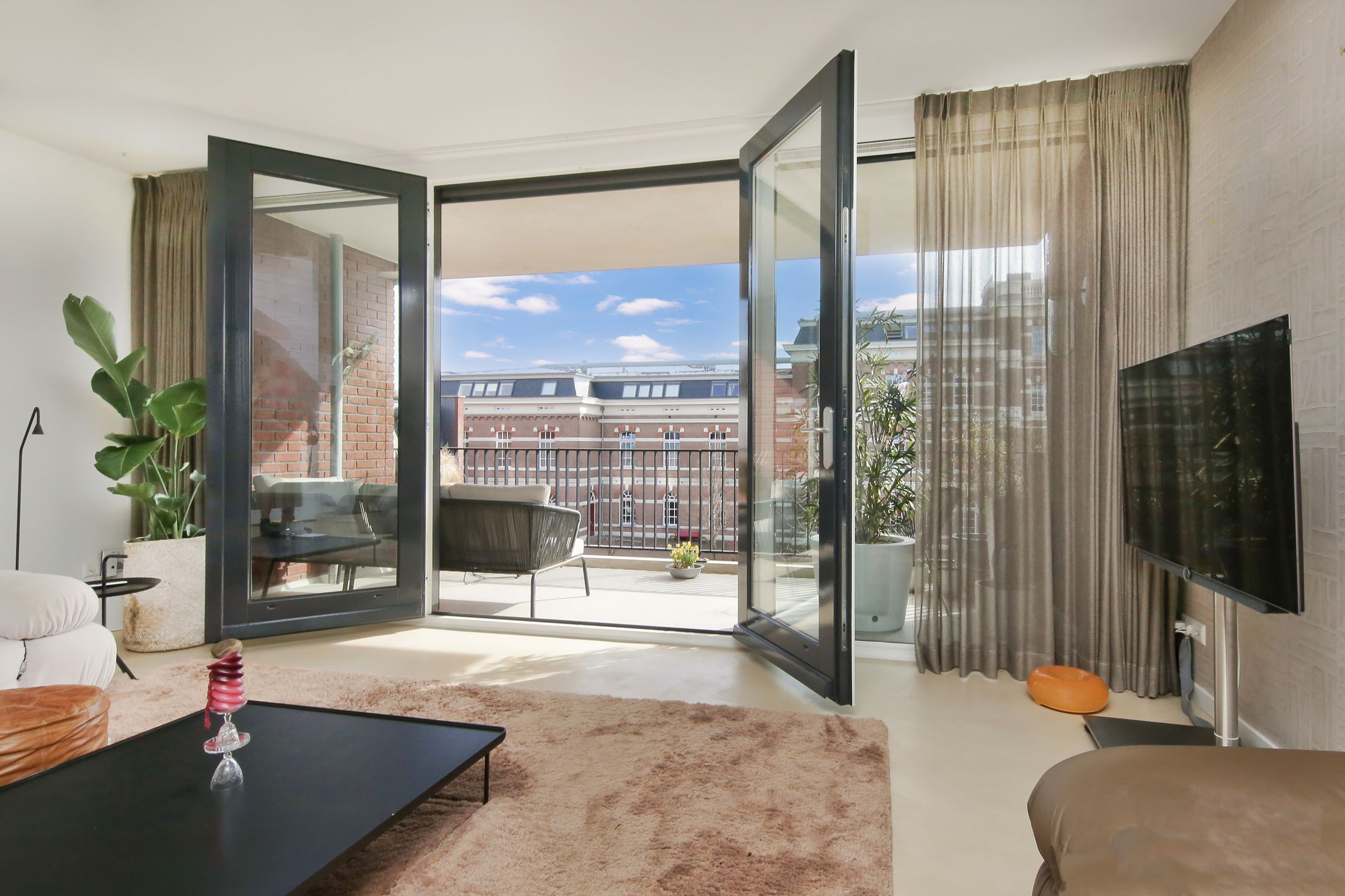 Stylish and Exceptionally Spacious Apartment with High-Quality Finishes in a Characteristic Barracks Complex — 34