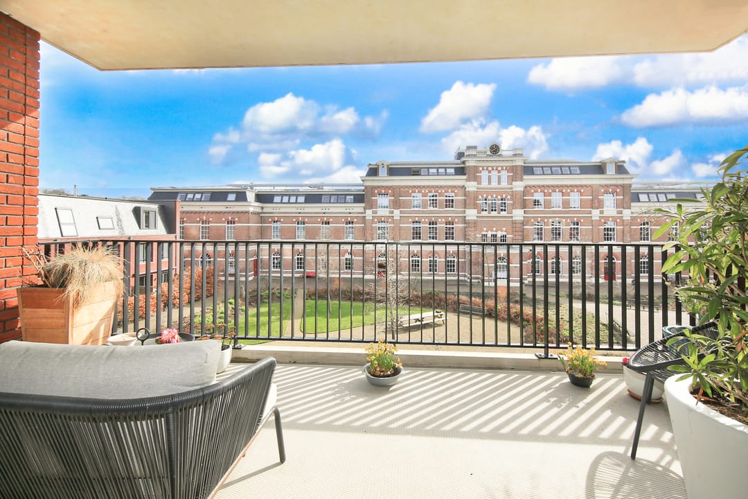 Stylish and Exceptionally Spacious Apartment with High-Quality Finishes in a Characteristic Barracks Complex — 36