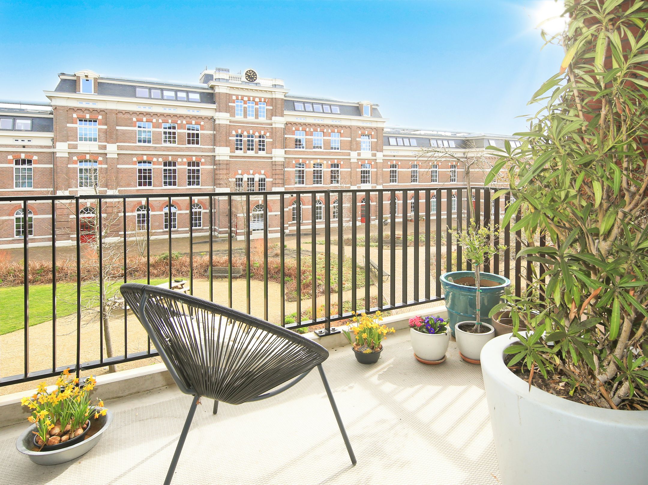 Stylish and Exceptionally Spacious Apartment with High-Quality Finishes in a Characteristic Barracks Complex — 37