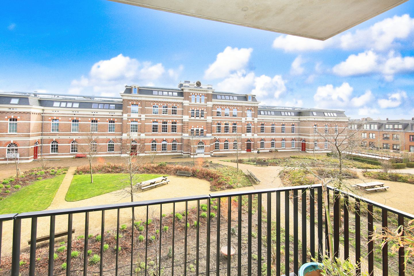 Stylish and Exceptionally Spacious Apartment with High-Quality Finishes in a Characteristic Barracks Complex — 38