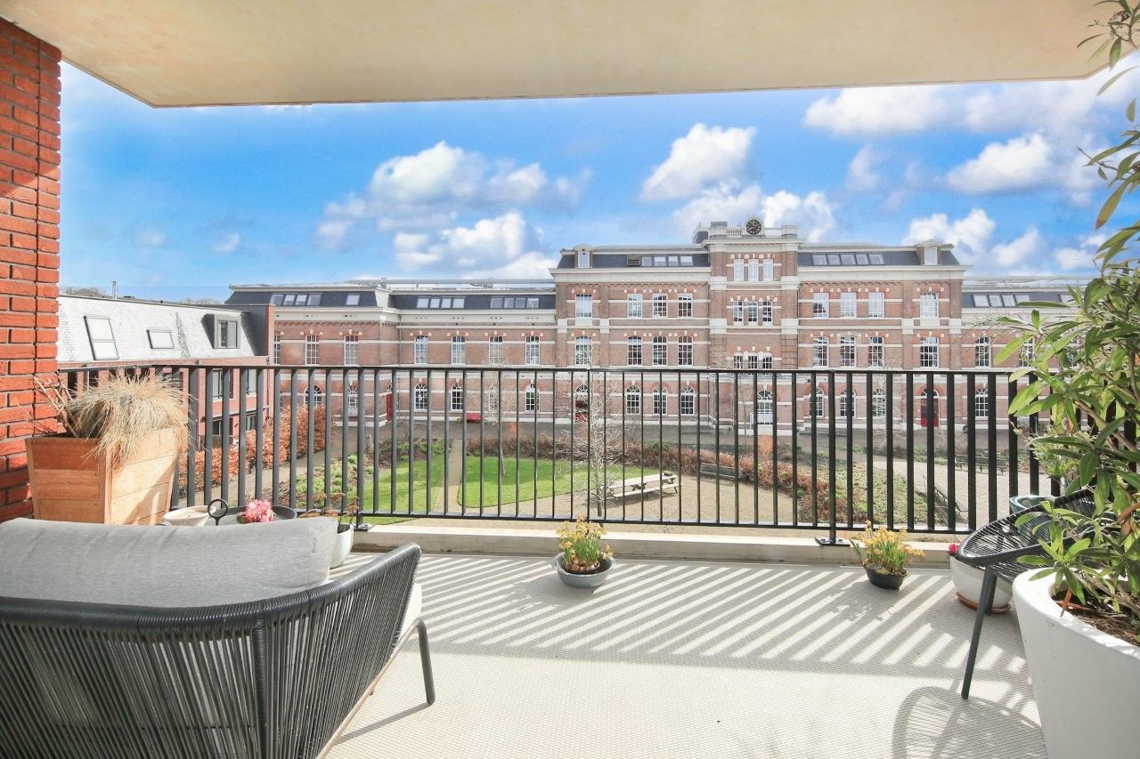 Stylish and Exceptionally Spacious Apartment with High-Quality Finishes in a Characteristic Barracks Complex — 48