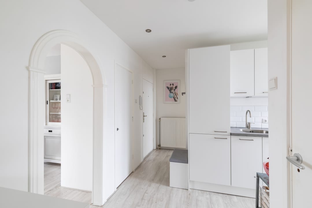 Light and Airy Corner Apartment with Two Balconies and Sun Guarantee in Rotterdam Zuidwijk — 16