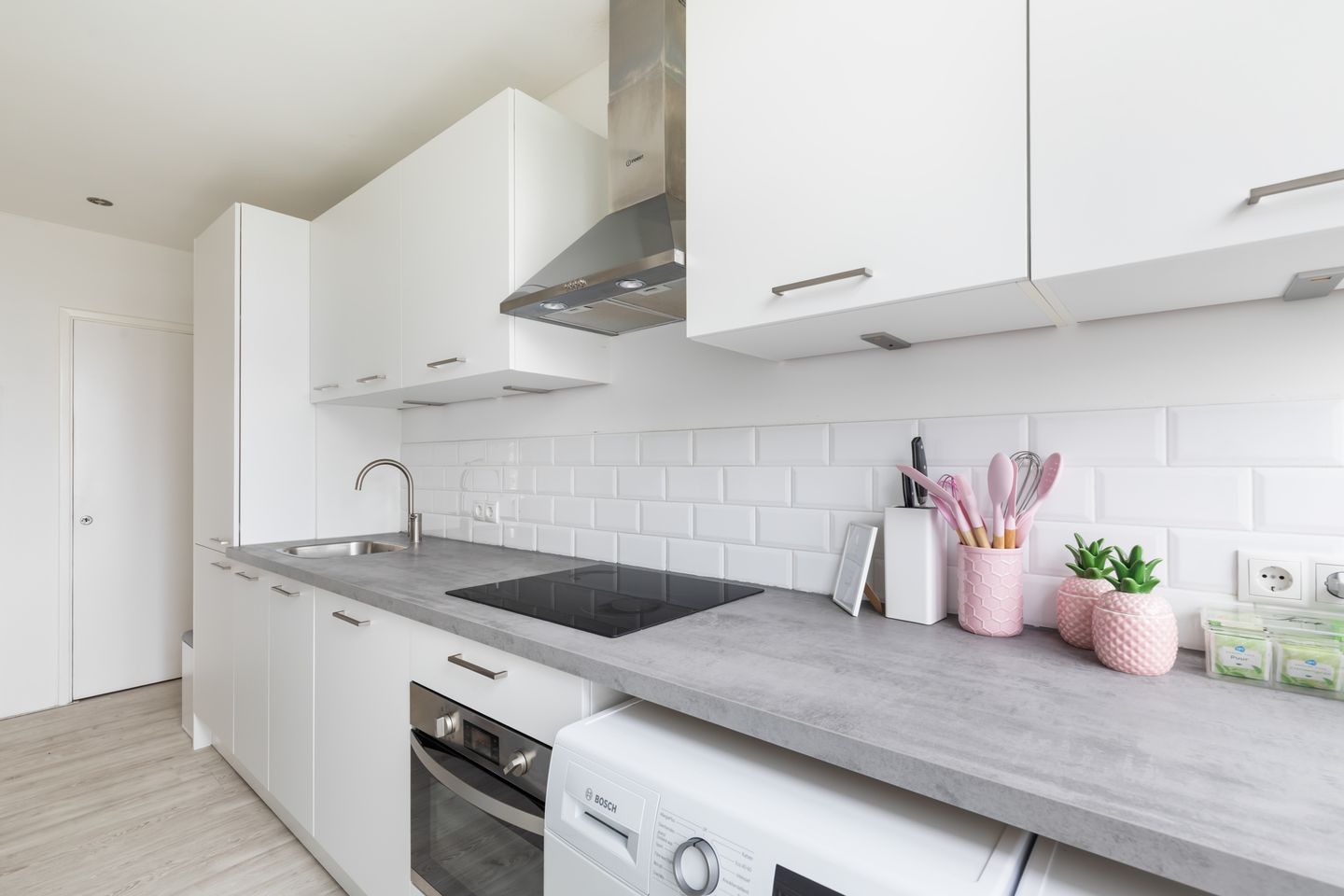 Light and Airy Corner Apartment with Two Balconies and Sun Guarantee in Rotterdam Zuidwijk — 19