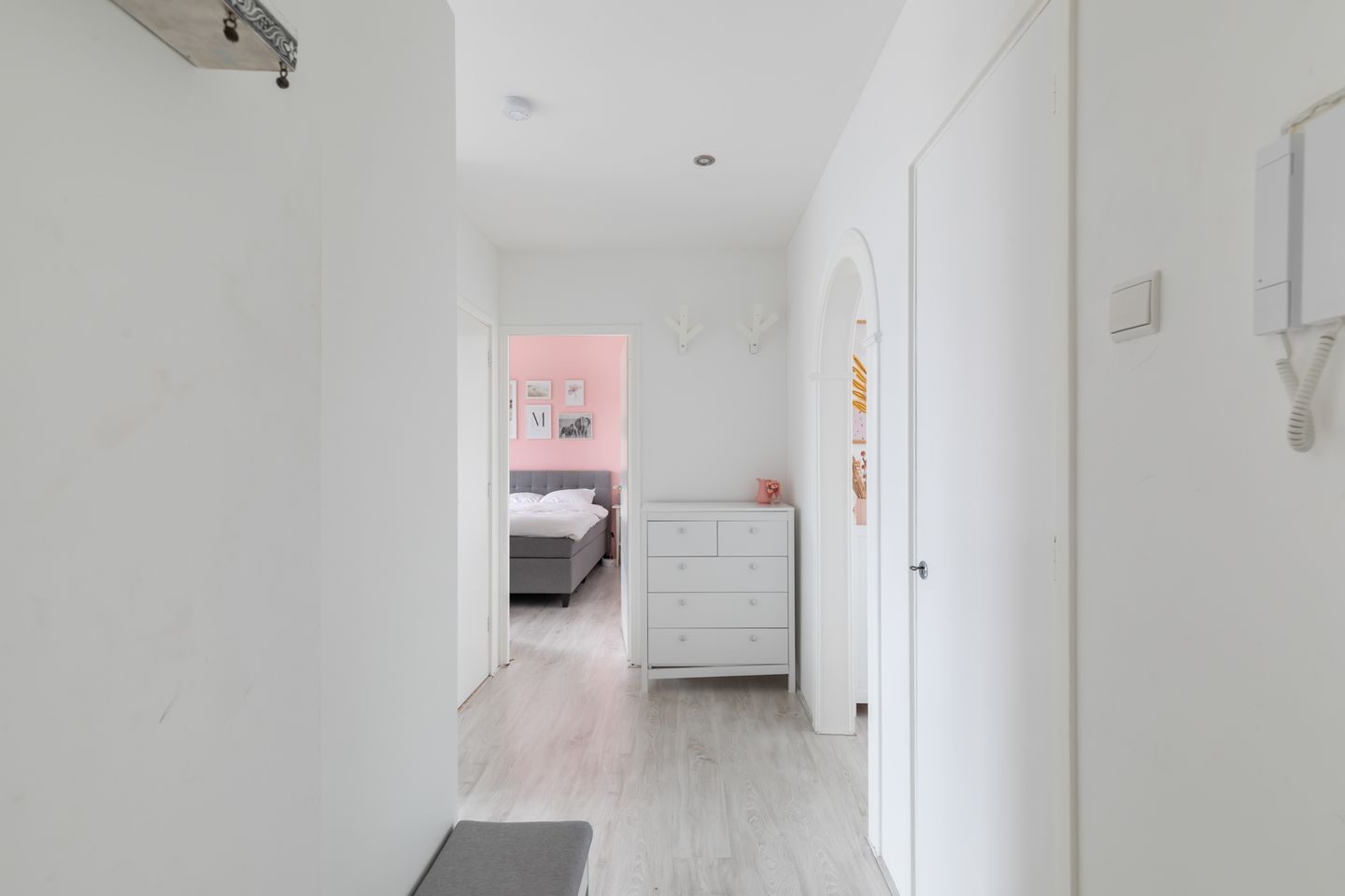 Light and Airy Corner Apartment with Two Balconies and Sun Guarantee in Rotterdam Zuidwijk — 25