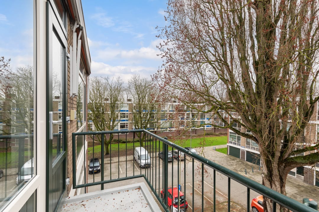 Light and Airy Corner Apartment with Two Balconies and Sun Guarantee in Rotterdam Zuidwijk — 36