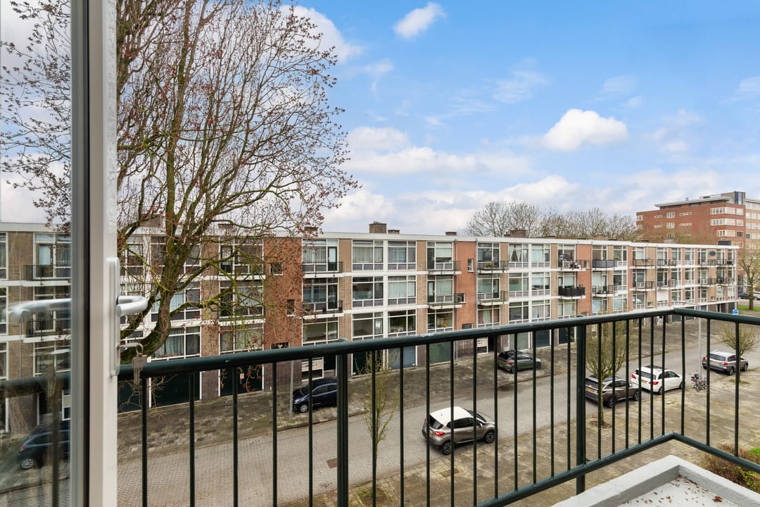 Light and Airy Corner Apartment with Two Balconies and Sun Guarantee in Rotterdam Zuidwijk — 37