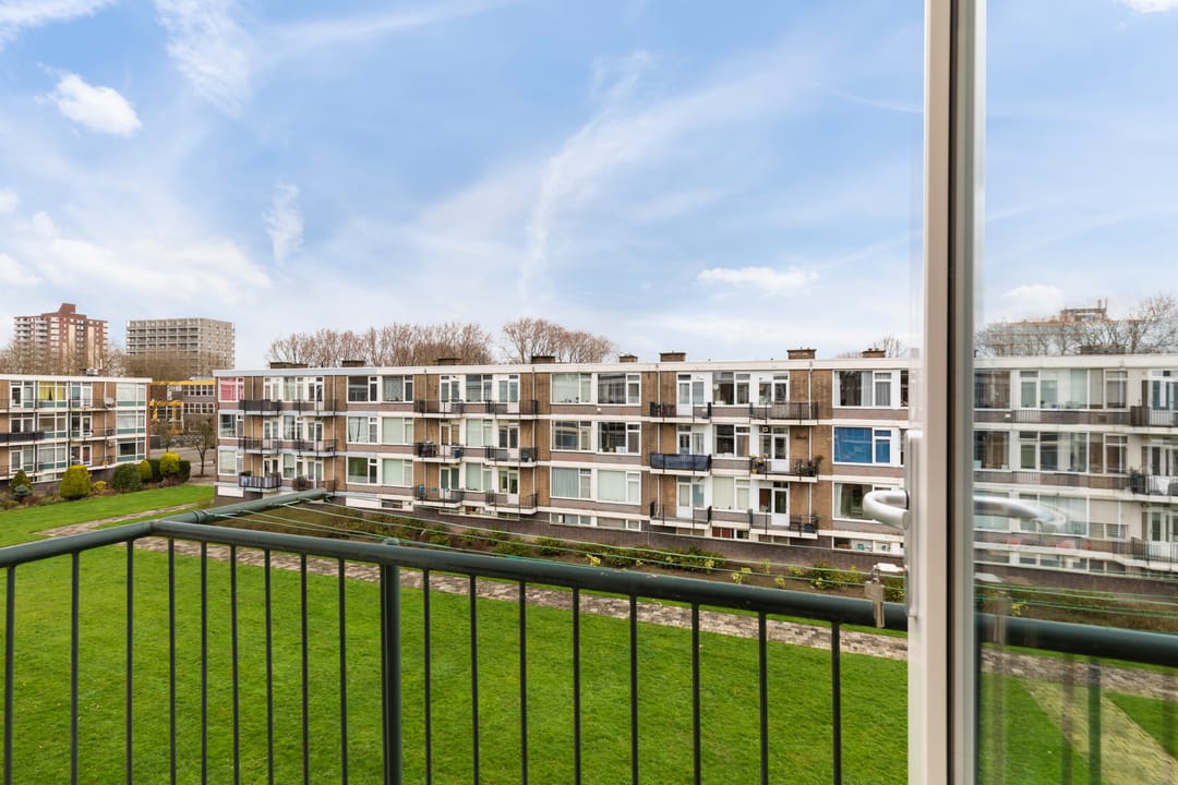 Light and Airy Corner Apartment with Two Balconies and Sun Guarantee in Rotterdam Zuidwijk — 40