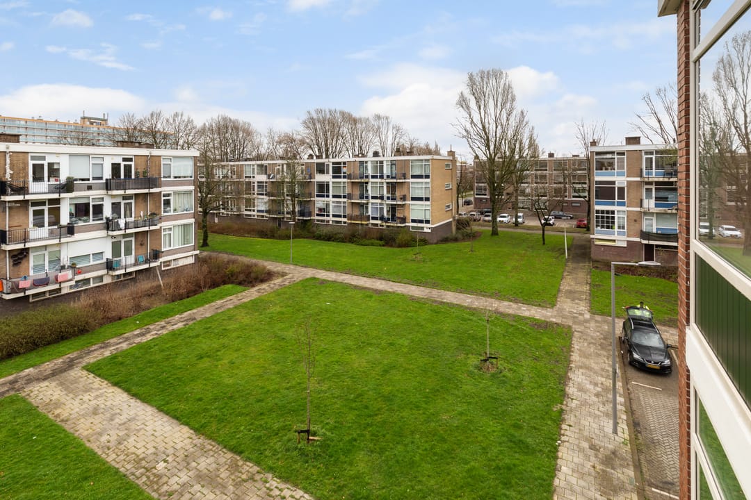 Light and Airy Corner Apartment with Two Balconies and Sun Guarantee in Rotterdam Zuidwijk — 42
