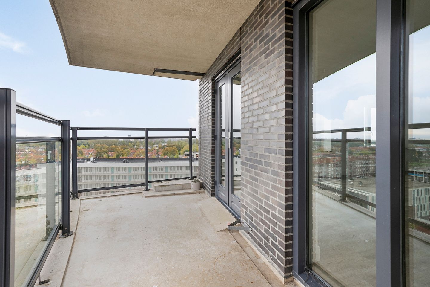 Spacious and Bright Three-Room Apartment with Panoramic View — 18