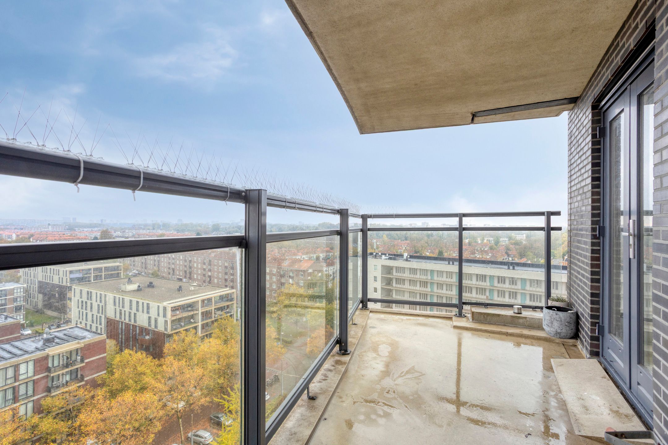 Spacious and Bright Three-Room Apartment with Panoramic View — 19