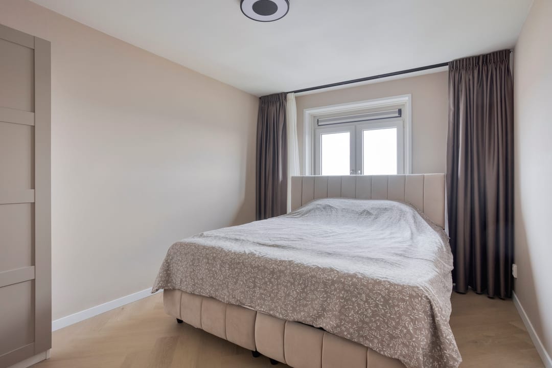 Spacious and Bright Three-Room Apartment with Panoramic View — 20