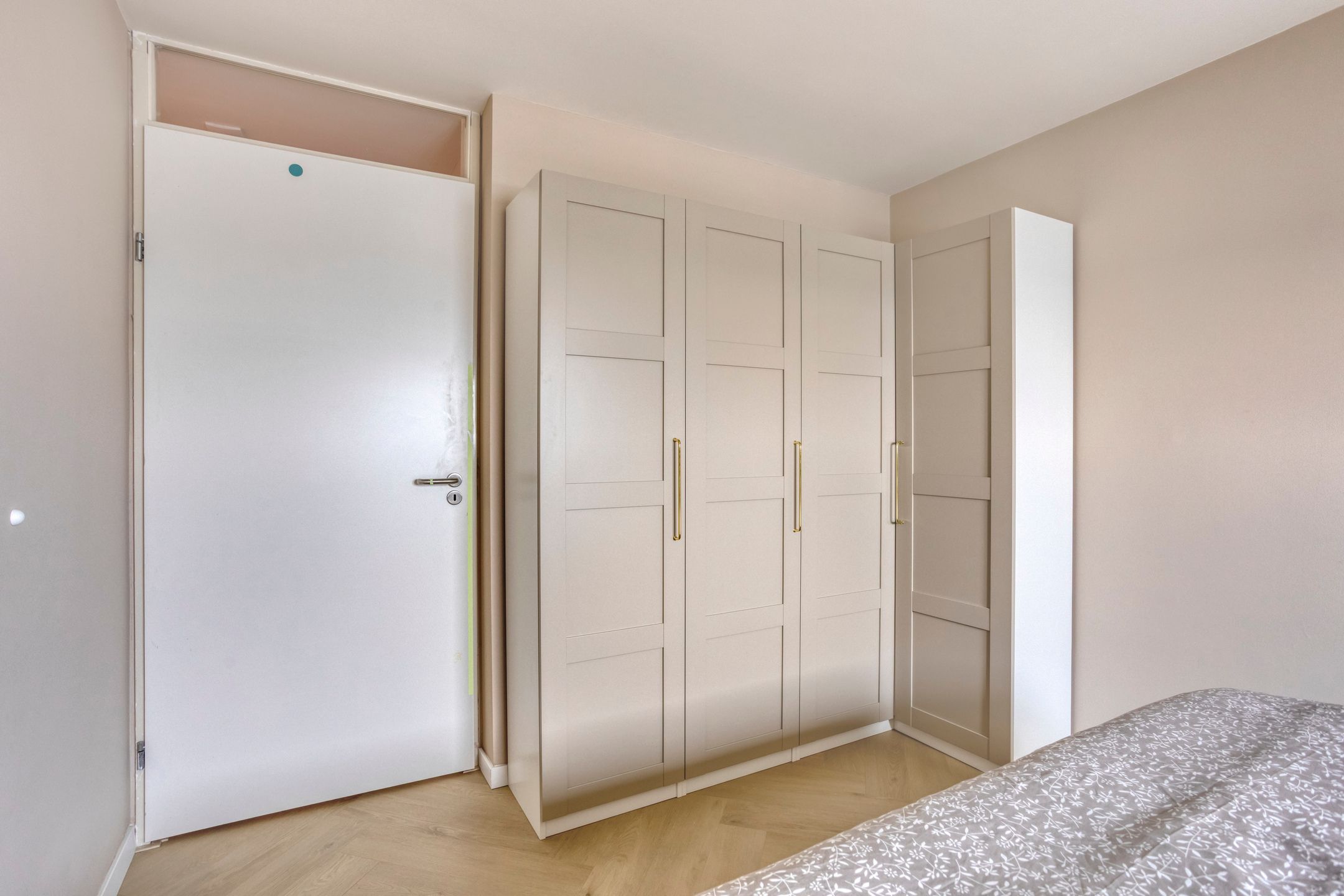 Spacious and Bright Three-Room Apartment with Panoramic View — 21