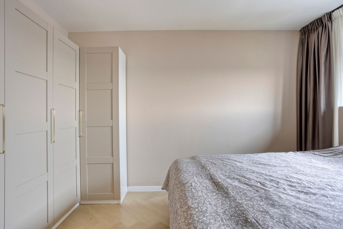 Spacious and Bright Three-Room Apartment with Panoramic View — 22