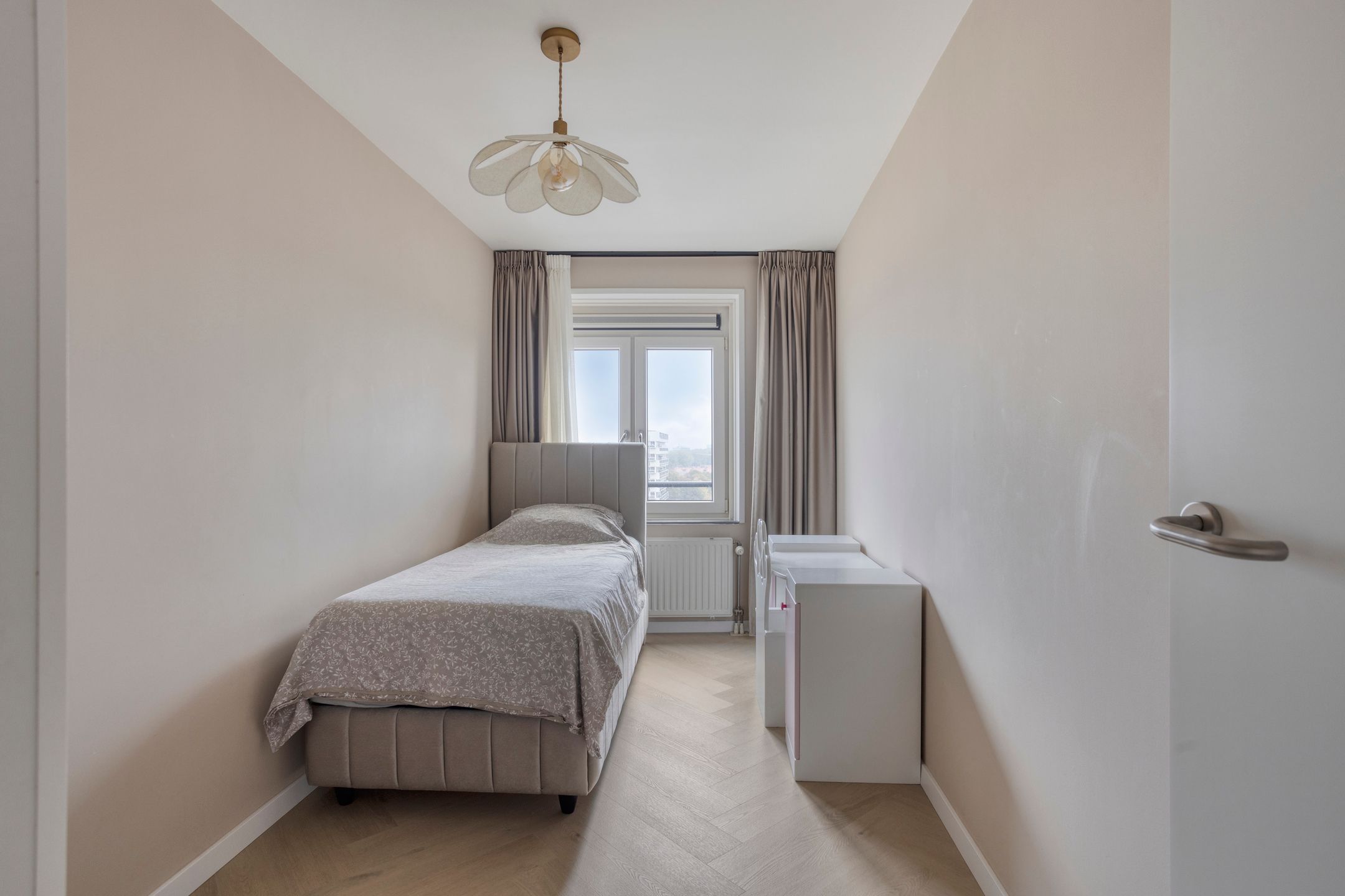 Spacious and Bright Three-Room Apartment with Panoramic View — 26