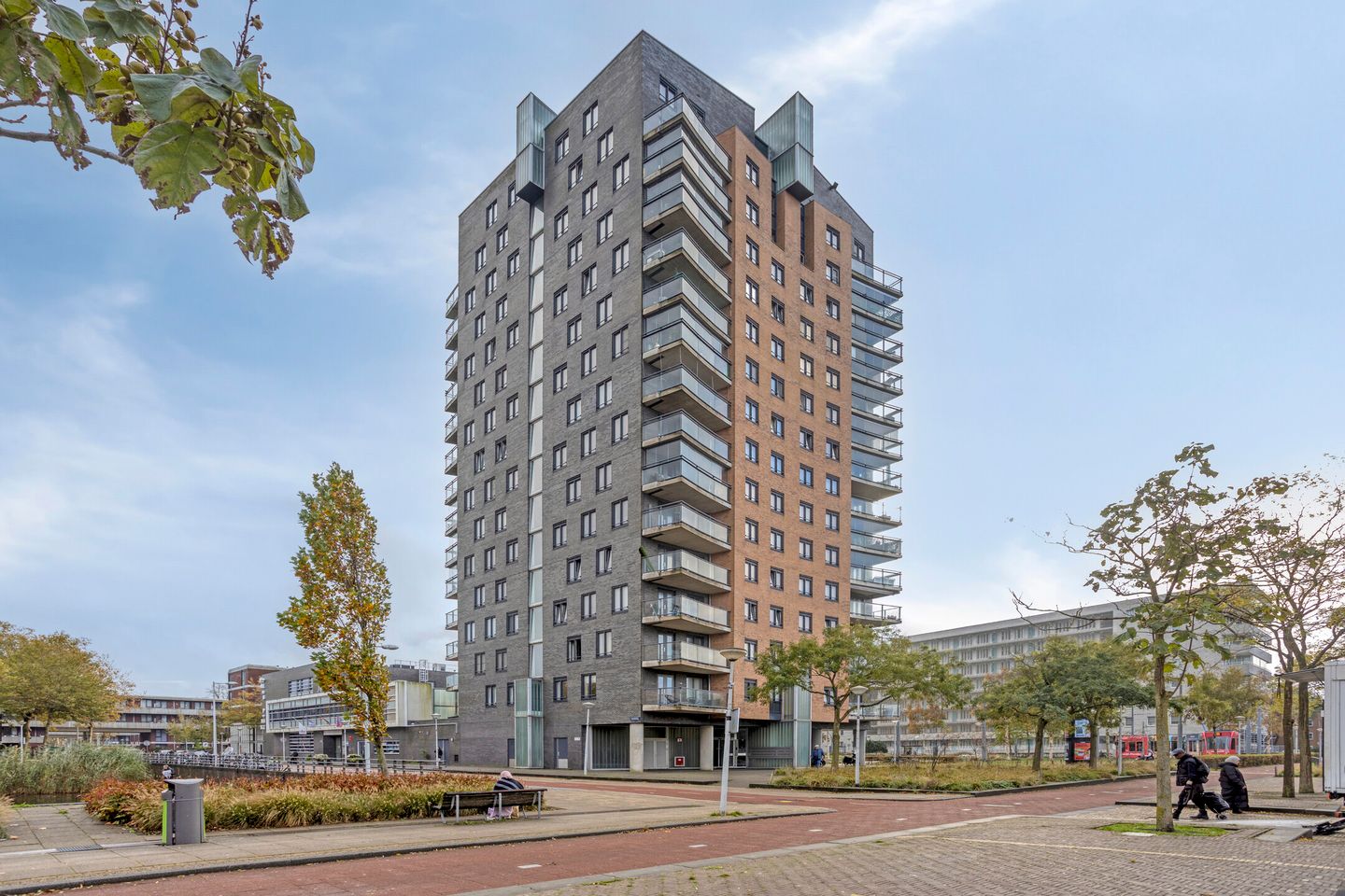 Spacious and Bright Three-Room Apartment with Panoramic View — 31